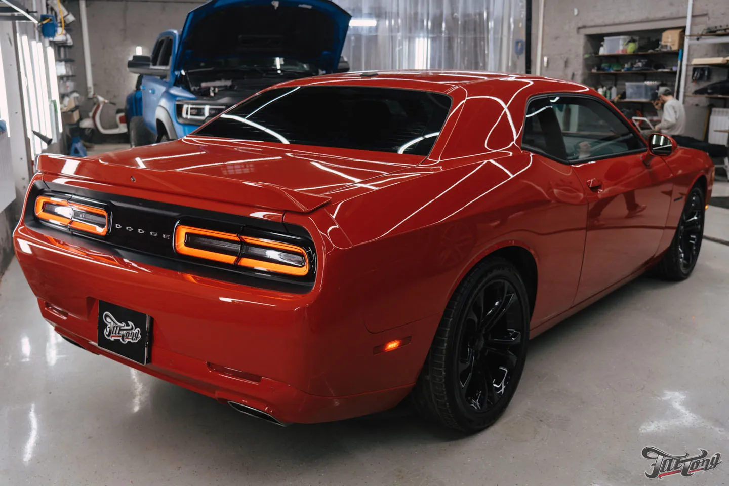 Подготовили к лету Dodge Challenger: окрас текстурного пластика в цвет кузова, кованый карбон в салоне, перетяжка потолка и руля, цветные ремни, окрас дисков и суппортов, частичная оклейка полиуретаном